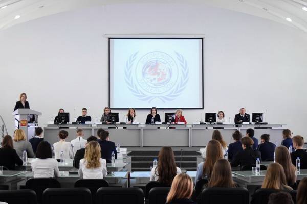 В Воронеже торжественно открылась IX Школьная модель ООН