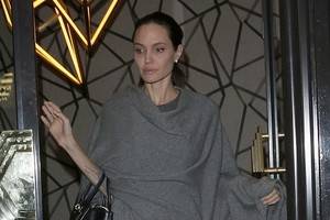 Анджелина Джоли пытается скрыть болезненную худобу бесформенными платьями и массивными накидками