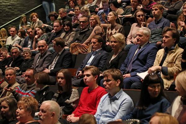 Алексей Гордеев посетил премьерный студенческий спектакль в Камерном театре