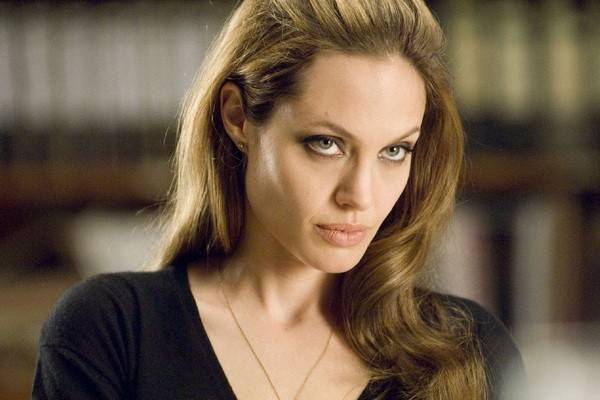 Анджелина Джоли расстроена тем, что у Брэда Пита появилась молодая пассия