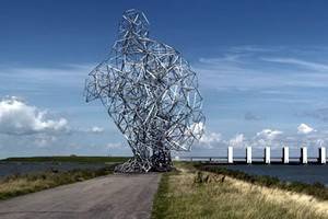 Голландцы высмеяли новую скульптуру Энтони Гормли