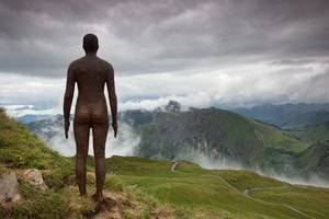 Энтони Гормли установил в Альпах сто обнаженных статуй самого себя