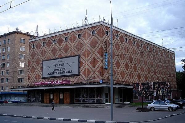 Театр Джигарханяна могут расформировать, спектакли играют в полупустом зале
