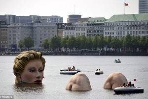 Гигантская скульптура плавающей женщины украсила озеро в  Германии