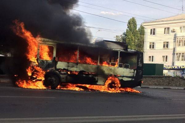 В Воронеже полностью сгорел пассажирский автобус