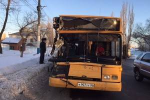 В Воронеже автобус с пассажирами врезался в тягач, есть пострадавшие