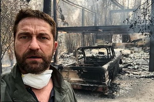 Джерард Батлер сделал селфи в Малибу на фоне своего сгоревшего дома и автомобиля