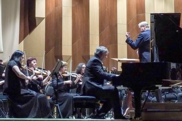Борис Березовский и оркестр Воронежской филармонии подарили воронежцам программу в народном стиле