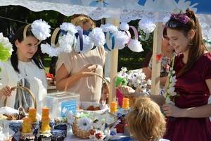 В центре Воронежа в рамках акции «Белый цветок» прошла благотворительная выставка-ярмарка «Область добра!»