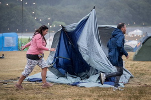 Сильный ветер и проливной дождь вынудили организаторов закрыть популярный фестиваль