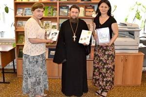 Платоновке передали в дар целую библиотеку православной литературы
