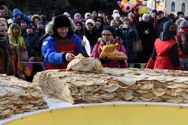 Роспотребнадзор запретил есть гигантский блинный пирог, выпеченный в Ярославле, изделие скормили собакам