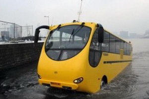 Автобус-амфибия  едва не затонул  во время демонстрационного рейса