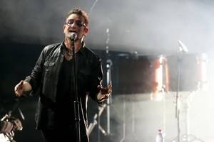 Лидера группы U2 Боно преследуют несчастья, на этот раз он упал с велосипеда