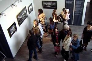 Выставку  Дениса Булавинцева в музее Крамского   можно назвать  «Черным по белому»