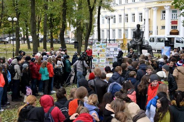 У памятника Бунину прошёл литературный митинг, посвящённый 145-летию со дня рождения великого уроженца Воронежа
