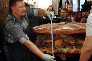 В Воронеже приготовили «царь-бургер» весом полтора центнера