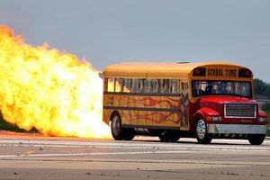 Школьный автобус развил скорость 590 километров в час