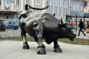 В Воронеже установили памятник Золотому тельцу