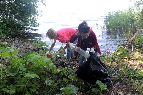 Участники  экологической акции «Чистый берег» собрали и вывезли 230 мешков мусора
