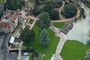 Наводнение  угрожает  роскошному особняку Джорджа Клуни на Темзе