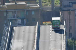 Чудесное спасение: водитель зелёного грузовика остановился в трёх метрах от обвалившейся секции Генуэзского моста