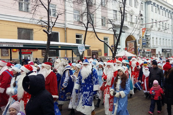 Воронежские Деды Морозы устроили предновогоднее шествие