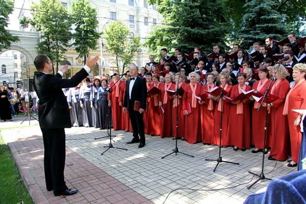 В Кольцовском сквере 12 июня устроили праздничный концерт в честь Дня России