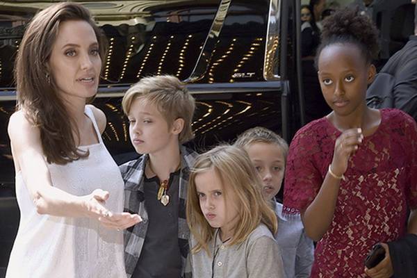 Дети Анджелины Джоли разочарованы новым увлечением мамы и всё ещё надеются на возвращение отца