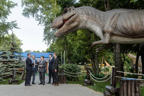 Выставку динозавров в парке «Орленок» проинспектировал губернатор