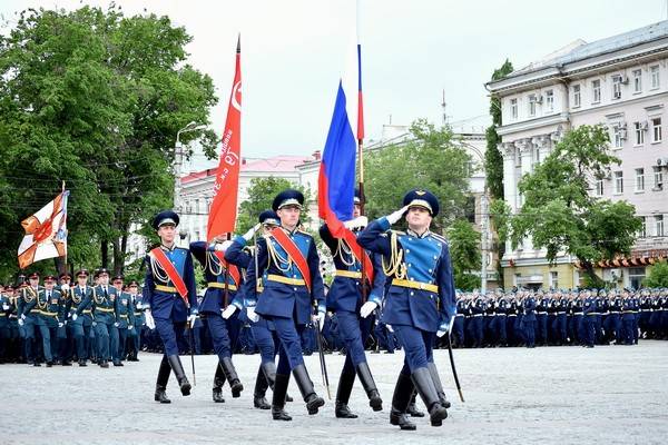 Воронеж отмечает День Победы военным парадом и шествием  «Бессмертного полка»