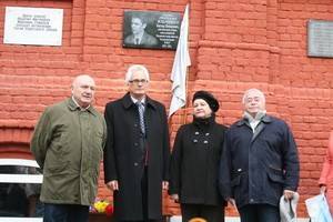 Жванецкий и  Карцев растрогались на открытии доски Виктору Ильченко