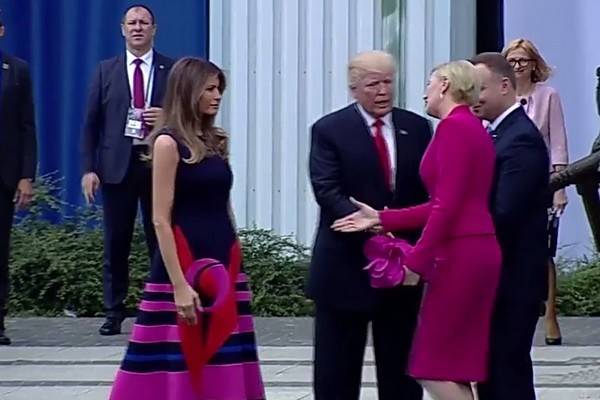 Конфуз дня: супруга президента Польши не пожала руку Дональду Трампу