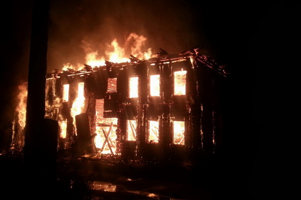 В Чертовицах ночью сгорело административное здание пляжа