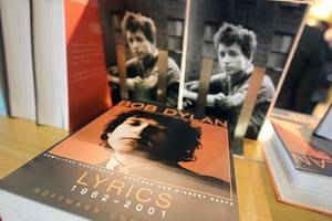 Боб Дилан впервые косвенно отреагировал на присуждение ему Нобелевской премии по литературе