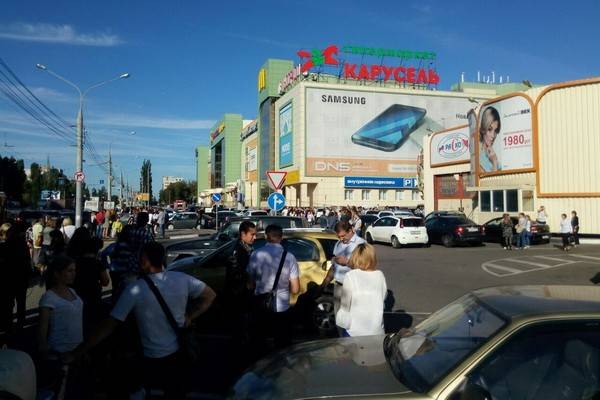 В Воронеже массово эвакуируют торговые центры из-за сообщений о заминировании