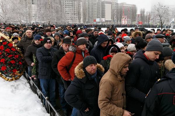 Проводить лётчика Романа Филипова в последний путь в Воронеже пришли более 30 тысяч человек