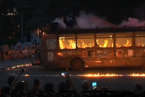 На фестивале уличных театров «Елагин парк» огнём и водой укрощали… троллейбус