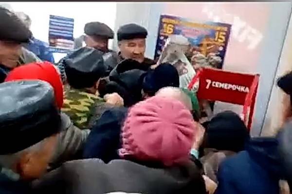 Сеть взорвало видео, как пенсионеры в Воронеже дерутся за бесплатные газеты