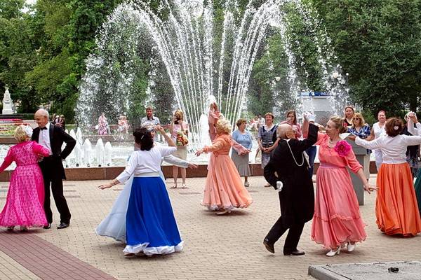 Представители старшего поколения удивили воронежцев праздником в Кольцовском сквере