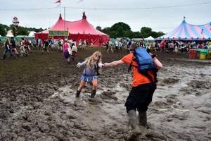 Фестиваль «Гластонбери-2016» утонул в  беспрецедентной грязи