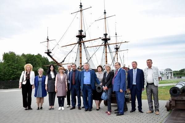 Выездное заседание комитета по культуре областной думы началось на корабле «Гото Предестинация»