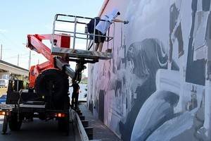 Художники продолжают нанесение граффити на поверхности города