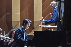 Китайский виртуоз исполнил в Воронеже с оркестром филармонии романтическую программу из произведений Мендельсона