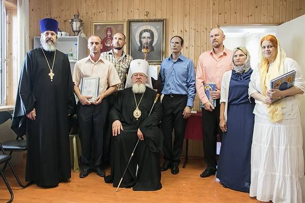 Владыка Сергий вручил  свидетельства первым выпускникам иконописной школы при Покровском соборе