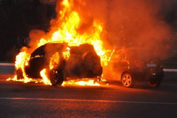 Ночной пожар в жилом комплексе «Олимпийский» погубил два дорогих автомобиля