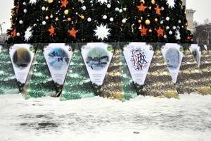 Главная ёлка Воронежа  в этом году украшена «зимними» картинами воронежских художников