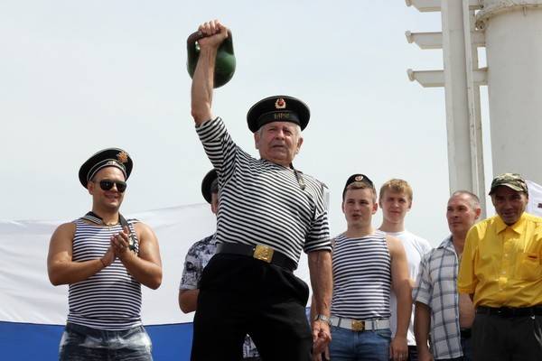 78-летний  воронежец  10 раз поднял гирю на Дне  ВМФ