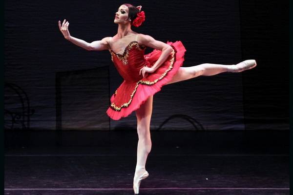 Первый в мире мужчина-балерина делает успешную карьеру в Английском национальном балете