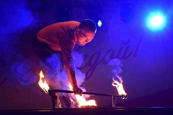 Фестиваль "Огни Победы" зажигал на Адмиралтейской площади нешуточ...